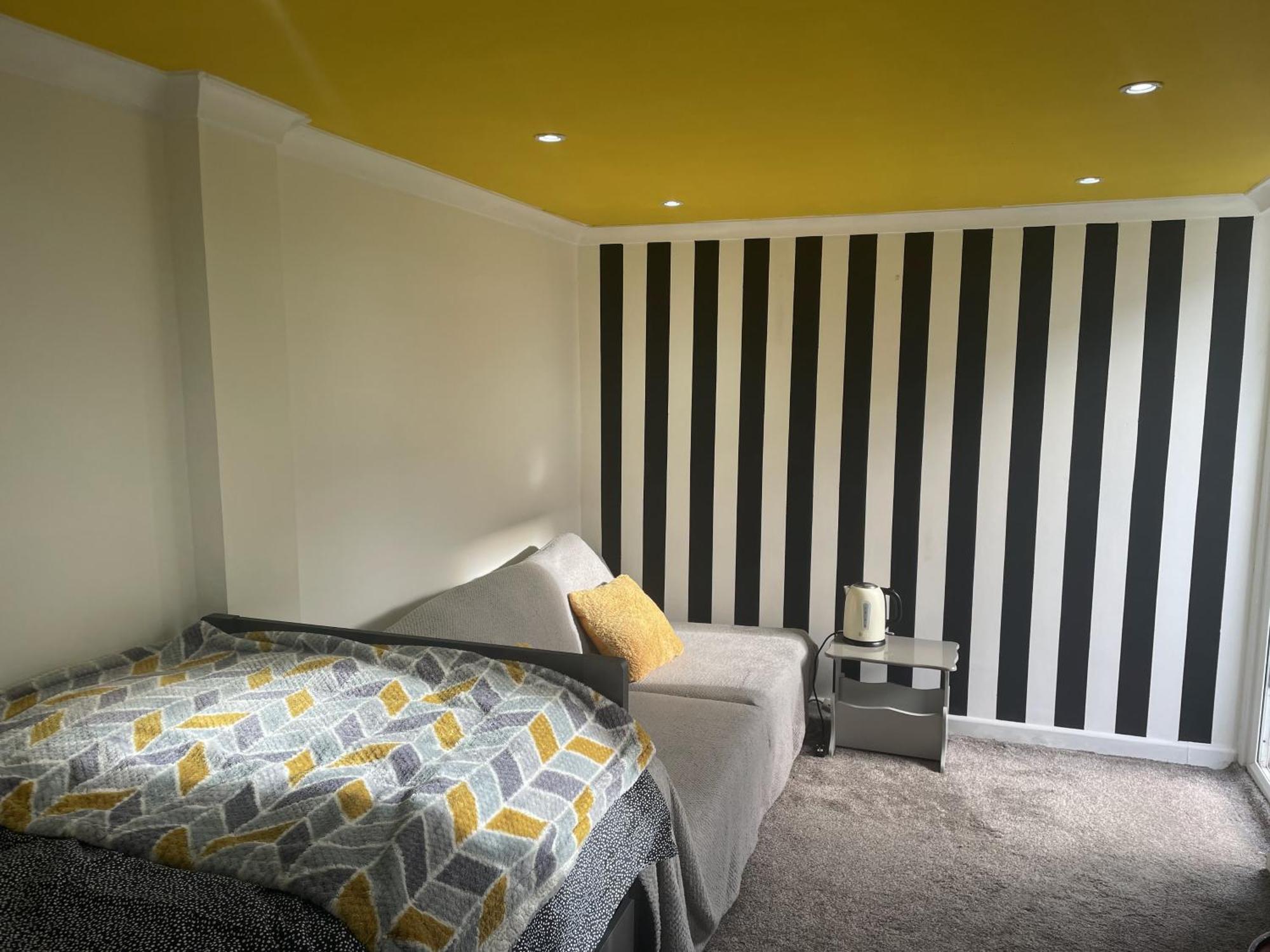 Single Near Heathrow Windsor Legoland & Free Parking Onsite Alloggio in famiglia