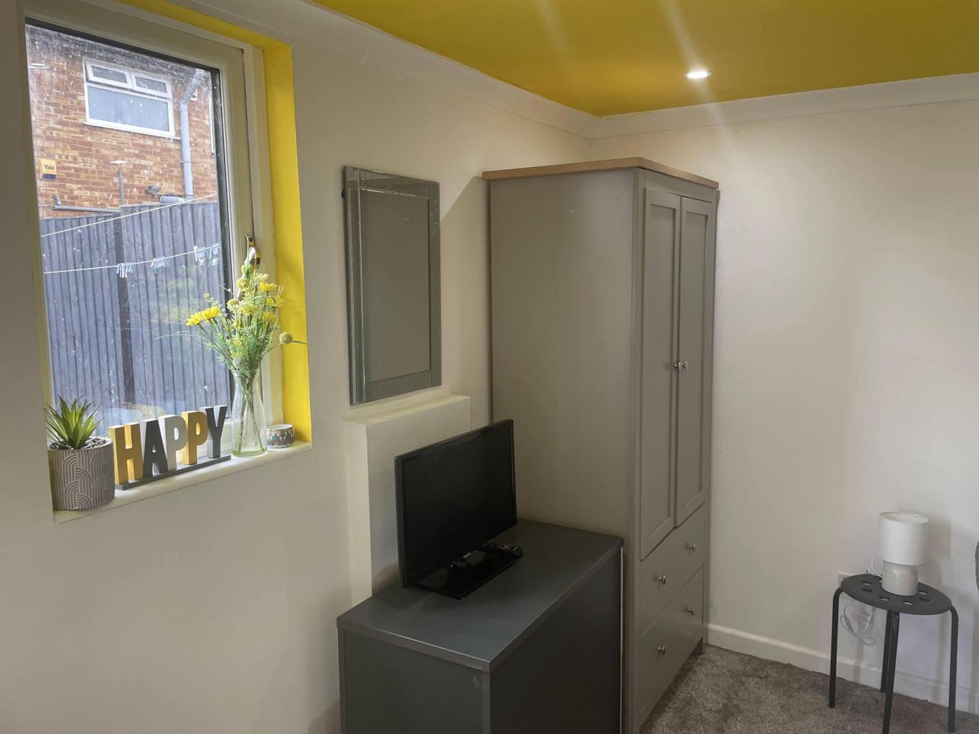 Single Near Heathrow Windsor Legoland & Free Parking Onsite Alloggio in famiglia