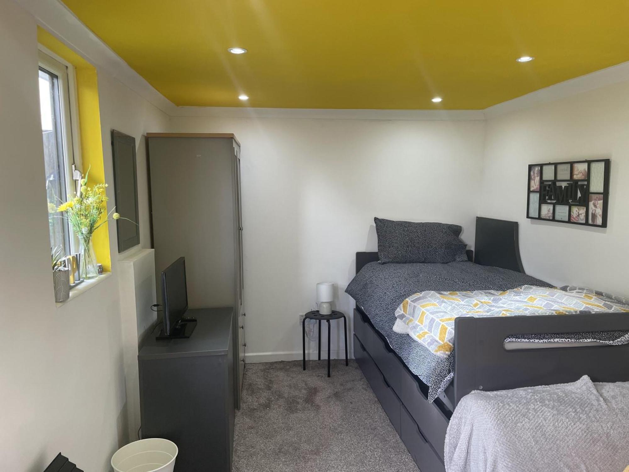 Single Near Heathrow Windsor Legoland & Free Parking Onsite Homestay *